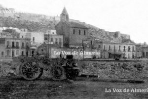 La iglesia de San Roque destacaba sobre el Llano, frente a la carretera de Málaga y el muelle pesquero.