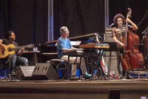 Chick Corea, durante el histórico concierto que ofreció en 2019 en la Plaza de Toros de Almería junto a Niño Josele, entre otros.