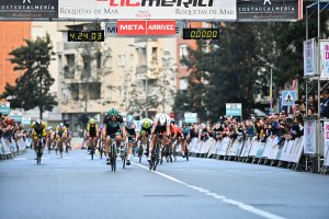 La Avenida Rey Juan Carlos I de Roquetas de Mar se vestirá este domingo de gala.