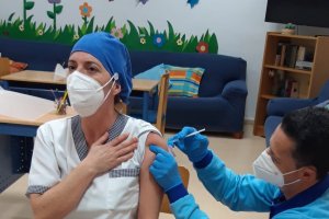 Vacunación de un profesional.