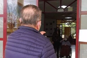 Paco y Concha se saludan desde la distancia.