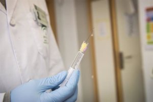 Estudiantes almerienses reciben la vacuna.