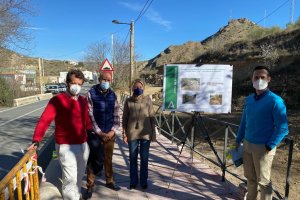 El acerado, de 2 metros de ancho, se ha realizado con baldosa hidráulica.