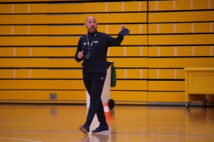 Óscar García Poveda dando instrucciones al equipo.