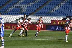 Cuenca, Samú y Maras listos para esprintar hacia el área contraria.