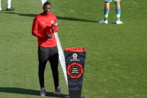Umar Sadiq recogiendo el premio de la Liga de Fútbol Profesional.