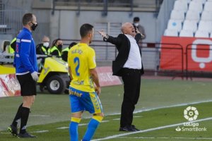 Pepe Mel protestando en la banda del Mediterráneo.