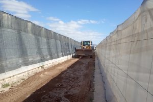 Operario realizando trabajo de mejora en una de las vías rurales.