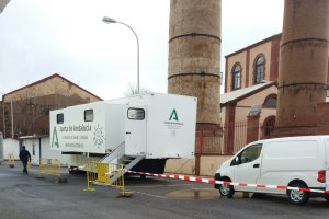 Unidad móvil en el autocovid de Adra.
