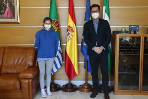 El alcalde felicita a Anastasiya Dmytriv, del Club Mare Nostrum.