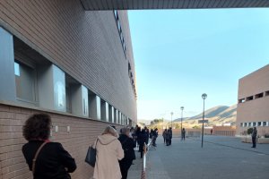 Las auxiliares de ayuda a domicilio hacen cola para vacunarse en Huércal-Overa.