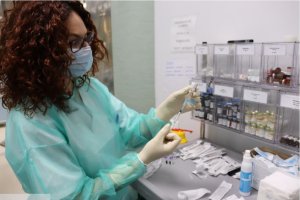 Una sanitaria del Hospital de Poniente prepara una vacuna.