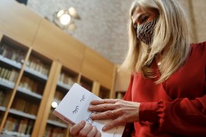 Patricia del Pozo, con un ejemplar de la obra presentada hace unos días.