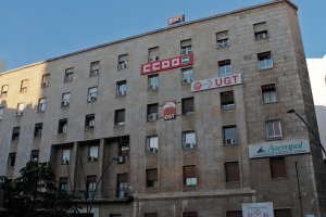 Edificio sede los sindicatos en la calle Javier Sanz.