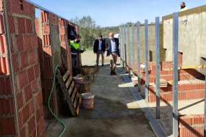 El alcalde huercalense supervisando las obras de ampliación recién comenzadas.