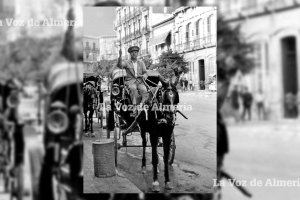 En la calle del Obispo Orberá, a unos metros de la Puerta de Purchena, existió una parada de coches de caballos. En la foto José María Torres.