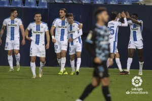 José Carlos Lazo en primer plano con el Leganés celebrando el gol de Omeruo.
