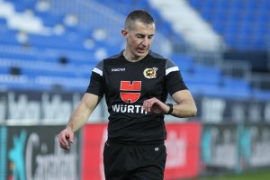 El árbitro en el calentamiento.