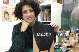 Sol Ruiz posa con un ejemplar del álbum ilustrado ‘Mucho’ en su academia de artes plásticas.