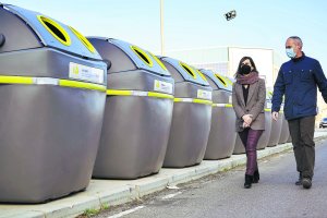 Margarita Cobos, concejal de Sostenibilidad con nuevos contenedores de reciclaje