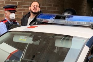 Los Mossos introducen detenido en el coche de policía al rapero Pablo Hasel, en la Universitat de Lleida.