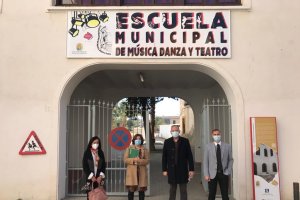 Las autoridades durante su visita.