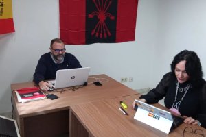 Luz Belinda Rodríguez en su despacho, con la bandera en la pared, en una imagen publicada por ella misma en Twitter.