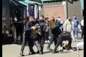 Seis agentes de Policía Local detienen a un vendedor ambulante en Almería.