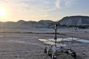 Charlie, el prototipo de róver de la misión ExoMars, disfruta de una puesta de sol en Tabernas en octubre de 2018. (Airbus /ESA)