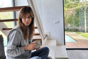 Isabel Jiménez tomando café en su casa