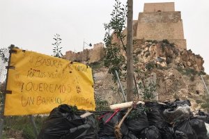 Acción vecinal contra la basura en torno a La Alcazaba.