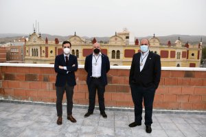 El concejal Carlos Sánchez junto con el Hermano Mayor de la Macarena en la azotea de las obras de la casa de Hermandad