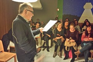 El poeta Joan Margarit, en el sótano de La Dulce Alianza.