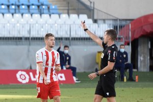 Iván Balliu con Ávalos Becerra que pitó el Almería-Sporting (0-1).