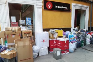 Acopio de ayuda a las puertas de la sede de La Resistencia, en Almería.