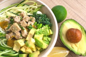 Pollo y aguacate para una ensalada sorprendente.