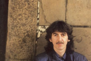 Detalle de la portada de Somewhere In England (1981), disco de Harrison que estuvo rodeado de cierta polémica.