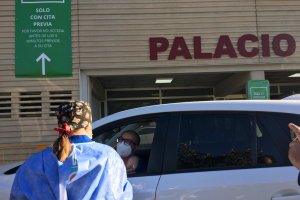 Arranca el \'Vacunauto\' en la capital.