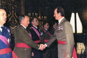 El Rey Juan Carlos saluda al general almeriense Andrés Cassinello en un acto oficial