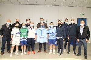 Una visita con regalo de las jugadoras celestes.