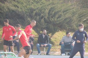 Mohamed El Assy viendo el entrenamiento de este jueves.