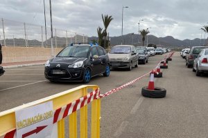 Cola de vehículos para recibir la vacunación en Pulpí.