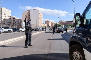 Control de la Policía Local en uno de los accesos a la capital.