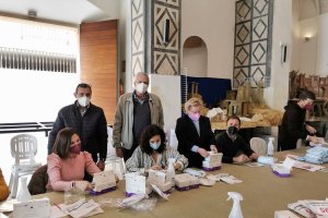 Alcalde y concejales en los trabajos empaquetado mascarillas