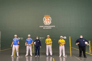 Los equipos preparados para competir.