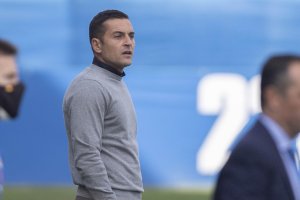 El entrenador almeriense atento en la banda del Fernando Torres.