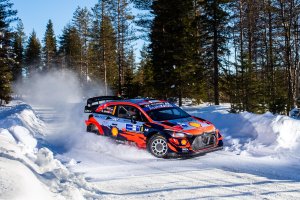 O. Tänak y M. Järveoja, vencedores con  Hyundai i20 Coupe WRC