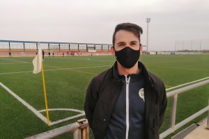 Francis León con LA VOZ en el campo de La Cañada.