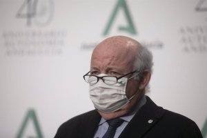 Aguirre, con mascarilla, durante una rueda de prensa.