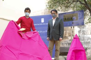 El maestro Ruiz Manuel y el diputado Manuel Guzmán, en el Patio del Mandarino, sede del Área de Cultura.